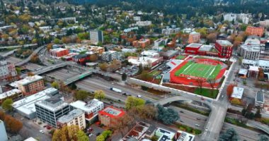 Köprüleri olan çok şeritli bir otoyol. Portland, Oregon, ABD 'deki Yeşil Okul Stadyumu. Arkaplanda bir sürü yeşillik.