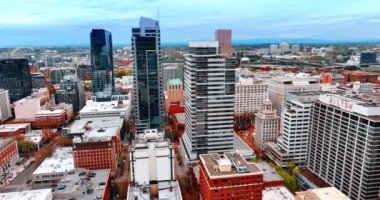 Modern şehrin mimarisinde göze çarpan çok az sayıda yüksek bina var. Portland, Oregon, ABD 'nin engin manzarası. Üst görünüm.