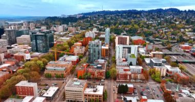 Modern Portland, Oregon, ABD 'nin sokakları ve mimarisi. İHA görüntüleri tepelerdeki yeşil kentsel alana yaklaşıyor..