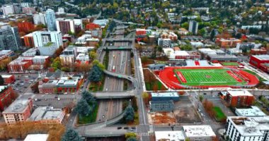 Portland, Oregon, ABD 'nin otoban ve hız yolları üzerinde uçuyor. Bir sürü yeşilliği olan şehrin parlak manzarası..