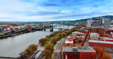 Portland, Oregon, ABD 'nin güzel manzarası üzerinde uçmak. Willamette Nehri 'nin üç köprüsü olan sakin manzarasına bakın. Üst görünüm.