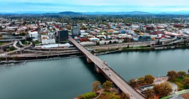 Portland, Oregon, ABD 'deki Willamette Nehri üzerinde uçuyor. Tepeden tırnağa yeşillikli güzel geniş şehir manzarası..