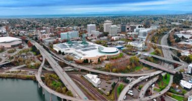 Modern Portland 'ın iç içe geçmiş otoyolları ve hız yolları. Oregon Kongre Merkezi Metropolis 'in manzarasında. Üst görünüm.