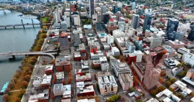 Çoğunlukla Willamette nehrinin kıyısındaki metropolün düşük katlı mimarisi. Portland, Oregon 'un güzel manzarası, ABD İHA' dan.