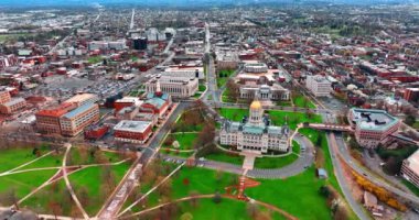 Hartford, Connecticut, ABD 'nin engin şehir manzarası. İnsansız hava aracı Connecticut Eyalet Kongre Binası 'na yaklaşıyor..