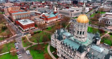 Hartford, Connecticut, ABD manzaralı Connecticut Eyalet Kongre Binası 'na yaklaşan insansız hava aracı. Arkaplanda parlak düşük katlı mimari.