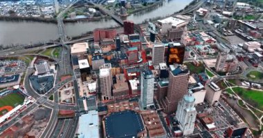 Hartford, Connecticut, ABD şehir merkezindeki trafiğin gündüz görüntüsü. Connecticut nehri üzerindeki yollar ve köprüler tarafından yönetilen sayısız araç var. Hava perspektifi.