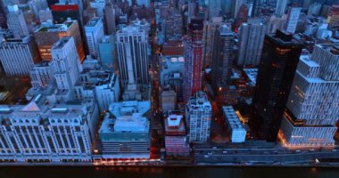 Hudson Nehri 'nin kıyısındaki çeşitli muhteşem binalar. İHA görüntüleri New York kıyılarında, alacakaranlıkta ABD 'de.
