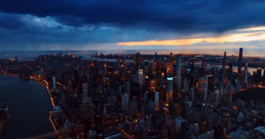 New York, ABD 'nin panoramasının üzerindeki koyu mavi gökyüzü. Şehir merkezinin en üst manzarası alacakaranlıkta ışıkları açıyor..