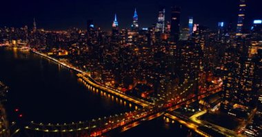İnanılmaz ışıklandırılmış caddeler, yollar, köprüler ve New York, ABD 'deki binalar. Drone gece doğu nehrinin rıhtımına yaklaşıyor..