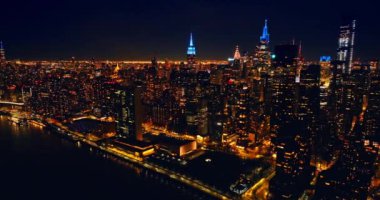 Gecenin nefes kesici manzarası New York, ABD. Metropolün hava perspektifinden göz kamaştırıcı aydınlanması.