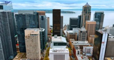 Seattle, Washington State, ABD 'nin modern şehir merkezindeki gökdelenlerin üzerinde yükseliyor. Arkaplanda Washington Gölü manzarası.