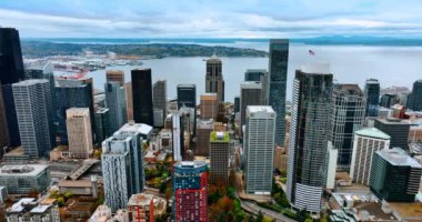 Seattle, Washington State, ABD şehir merkezinin üstündeki uçuş. Arkaplanda Washington Gölü 'nün manzarası.