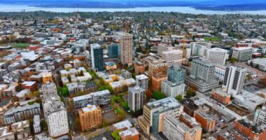 Seattle, Washington State, ABD 'deki çok katlı apartman blokları. Hava perspektifinden caddelerin ve mahallelerin hava görüntüsü.