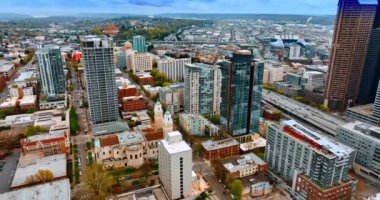 Modern Amerikan şehrinin çeşitli mimarisi olan şehir manzarası. Hava perspektifi Seattle, Washington State, ABD Bulutlu Gündüz.