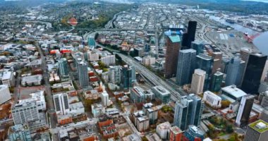 İnsansız hava aracı görüntüleri Seattle 'ın şehir merkezinde, Washington State, ABD' de. Yoğun trafiği olan şehir manzarası.