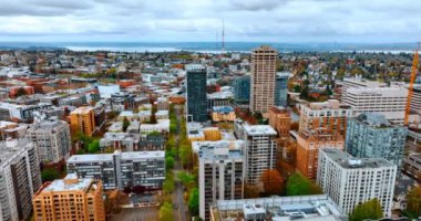 Modern kentsel şehrin çeşitli şehirleri. Seattle, Washington State, ABD 'deki çeşitli apartman binalarının mimarisi. Üst görünüm.