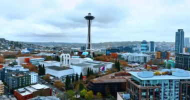 Seattle, Washington State, ABD 'deki Space Needle kulesine yaklaşıyoruz. Kasvetli bir günde şehrin üzerindeki drone görüntüleri.