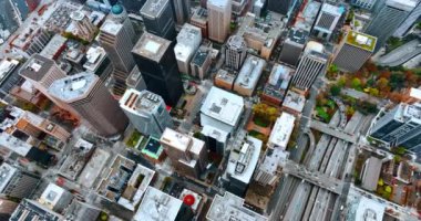 Gündüz vakti canlı bir şehrin çatısında uçmak. Seattle, Washington State, ABD 'nin geniş çok şeritli otoyollarında hareketli trafik..