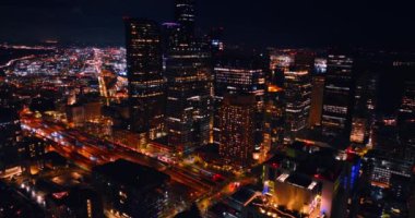 Modern Amerikan metropolünün parlak şehir manzarası. Seattle, Washington State, ABD 'nin gece manzarası.