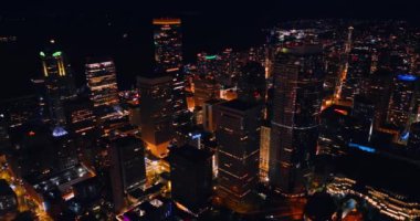 Seattle, Washington State, ABD 'de pencereleri ışıklandırılmış güzel binalar. İHA görüntüleri gece şehrin üstünde..