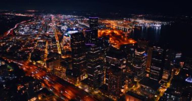 Parlak Seattle 'ın muhteşem manzarası, Washington State, ABD. Geceleri şehrin iyi ışıklandırılmış yollarından yüzlerce araba geçiyor. Üst görünüm.