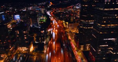 Seattle, Washington State, ABD 'nin geniş şeritli yolunda yoğun trafik var. Geceleri şehrin engin manzarası..