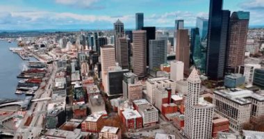 Gündüz vakti modern Seattle, Washington, ABD kentsel manzarası. Şehir merkezindeki bir grup gökdelen rıhtımda yer alıyor. Üst görünüm.