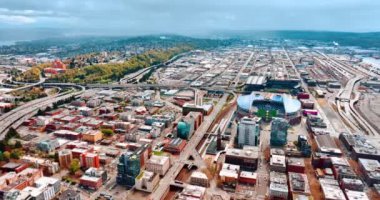 Ortasında Lumen Stadyumu olan Seattle Endüstriyel Mahallesi Panoraması. Gündüzleri canlı şehir manzarasına hava perspektifi.