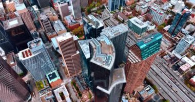 Canlı metropolün merkezindeki gökdelenlerin tepesinde. Seattle, Washington, ABD 'nin hava perspektifi.