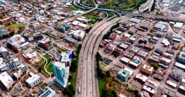 Çok şeritli işlek otoyolda uçmak döngülere yol açar. Seattle, Washington, ABD 'de trafik.