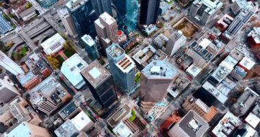Yoğun inşa edilmiş şehir manzarası. Şehir merkezindeki gökdelenlerin tepesindeki görüntüler. Seattle, Washington, ABD 'de Top view.