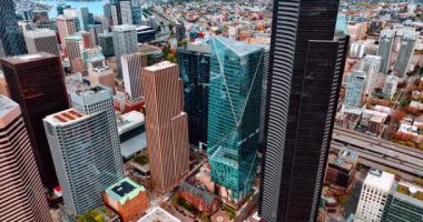 Seattle, Washington, ABD 'nin merkezindeki muhteşem gökdelenler. Şehir manzarası arka planda düşük katlı mimari ile.