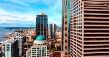 İnsansız hava aracı Seattle, WA, ABD merkezindeki yüksek binaların arasında uçuyor. Gündüzleri metropolün güzel manzarası.