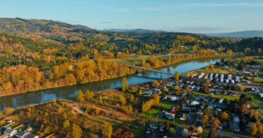ABD 'nin Washington eyaletinde sonbahar. İnsansız hava aracı Castle Rock 'taki dar nehre yaklaşıyor. Arkasında güzel dağlar var..