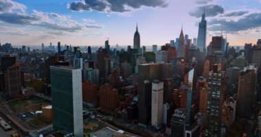 New York, ABD 'de yoğun bir şehir. Çeşitli binalardan oluşan yoğun mimarinin üst görünümü.