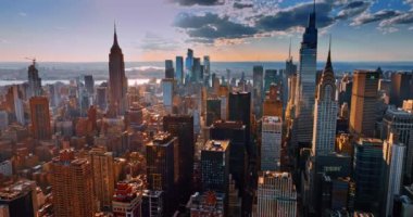 Modern şehir merkezindeki ünlü New York gökdelenlerine inin. Güneş ışığı muhteşem mimariyi aydınlatıyor..