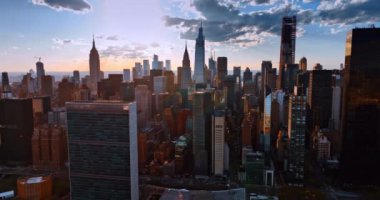 New York 'un yoğun mimarisinde çeşitli gökdelenler, yüksek binalar. Metropolis şehir merkezinden..