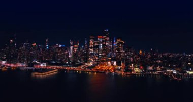Doğu Nehri 'nin üzerinden uçarak New York' un güzel siluetine yaklaşıyoruz. Metropolis 'in gece manzarasında milyonlarca ışık yanıyor..