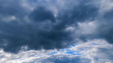 Atmosferde kara dramatik bulutlar oluşuyor. Düşük açılı gri bulutlar. Zaman Uygulaması.