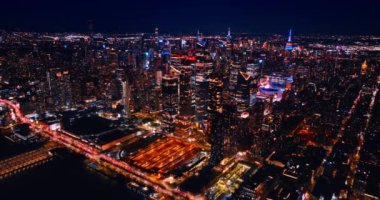 Göz kamaştırıcı bir aydınlanma ile gökdelenler grubuna yaklaşıyoruz. İHA görüntülerinden New York 'un gece manzarası.