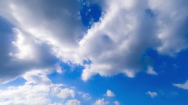 Atmosferdeki beyaz bulutları dönüştürüyor. Gökyüzü güneşli ve bulutlu. Düşük açı. Zaman Uygulaması.