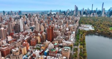 Gündüz vakti New York 'un engin manzarasının üzerinde yükseliyor. Yeşil parkı olan güçlü bir mimari. Arkaplanda gökdelenler. Hava görünümü.