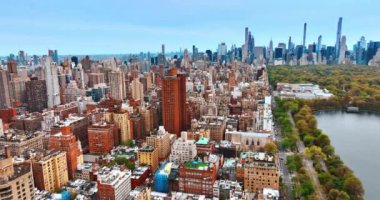Yeşil parklı ve göletli New York manzaralı. Arkaplanda gökdelenler var. Üst görünüm.