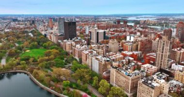 Ortasında gölet olan güzel yeşil bir park. New York 'un uçsuz bucaksız şehri, ABD' nin havadan bakış açısı.