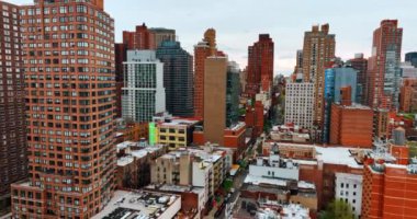 Metropolis 'in merkezindeki yüksek binaların arasında uçuyor. New York 'ta yoğun mimari, Amerika' da gündüz.