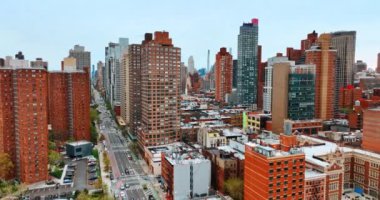 Gündüz vakti New York, ABD 'de bir sürü arabası olan sokaklardan biri. Şehirdeki yüksek binalara yaklaşıyoruz..