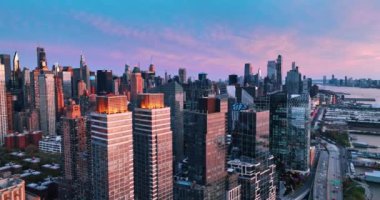 New York şehir merkezindeki muhteşem, modern, yüksek binalar. Hava karardığında şehrin üzerinde İHA görüntüleri.