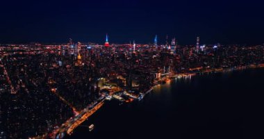 Göz kamaştırıcı New York manzarası, ABD. Gece manzarası yukarıdan çarpıcı bir aydınlatma ile.