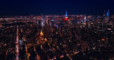 Geceleri nefes kesen New York manzarası. Metropolün hava perspektifinden mükemmel aydınlatılması.